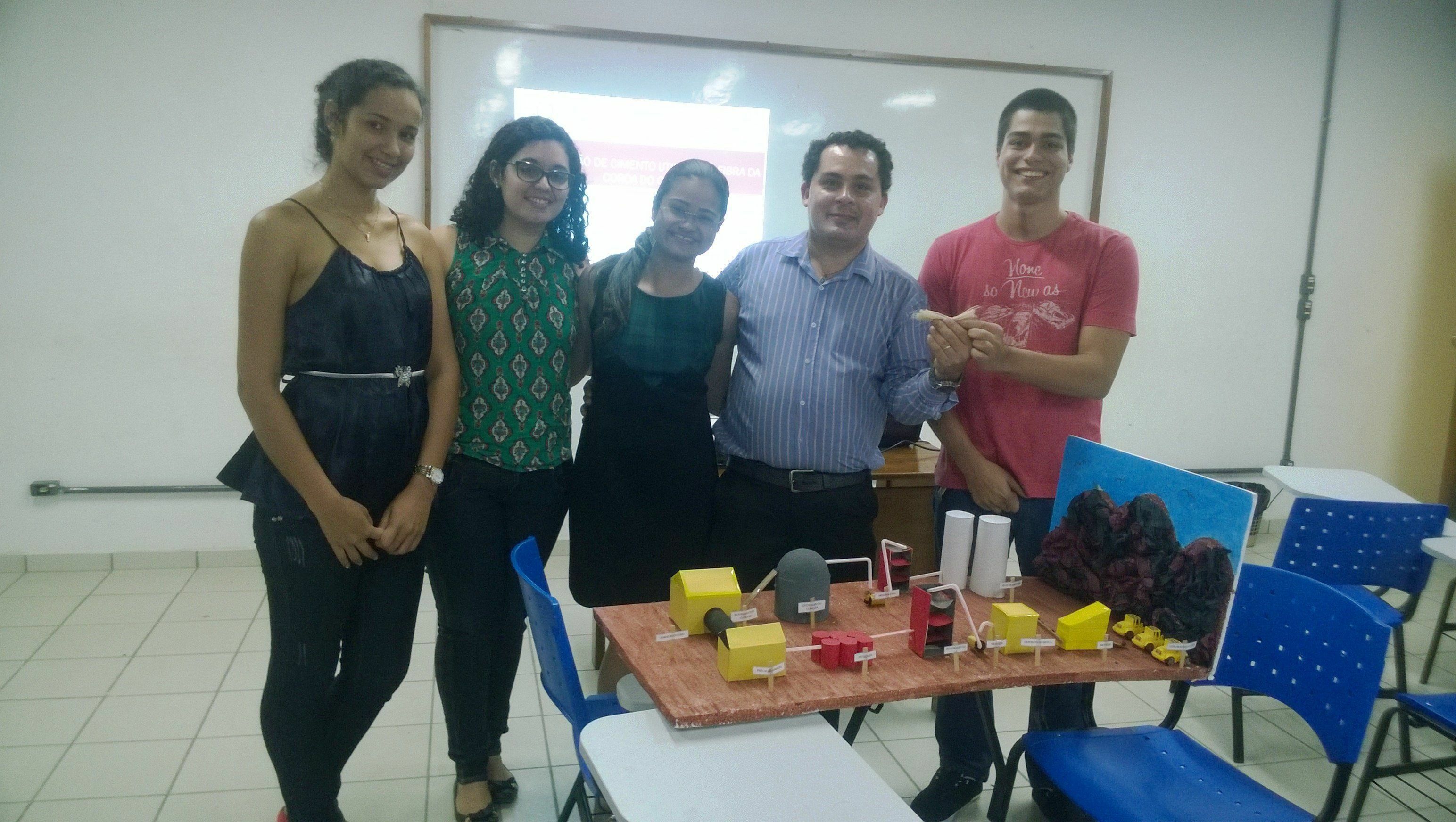 Alunos e professor (C) responsáveis pelo projeto